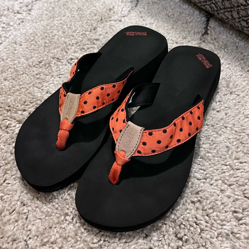 Bass pro “world wide sportsman” coral polka dot wedge sandal